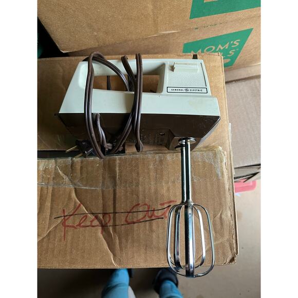General Electric Hand Mixer - Picture 4 of 4